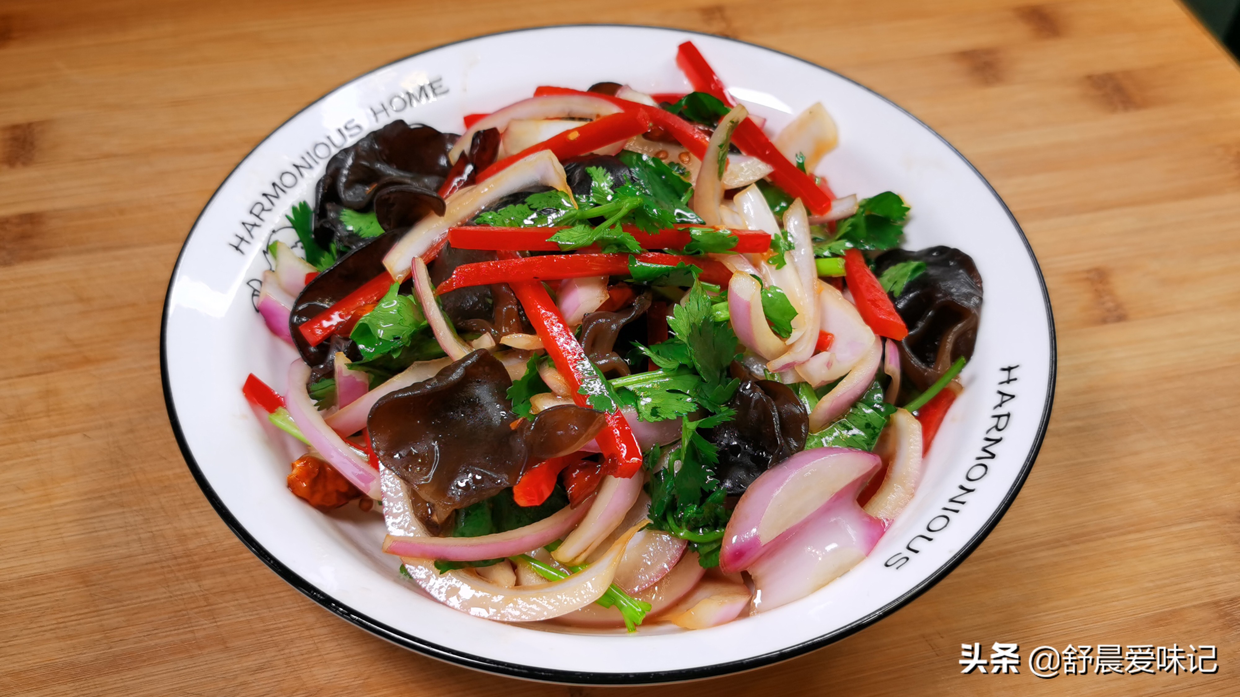 洋葱木耳怎么凉拌好吃(餐桌必备爽口小菜清爽开胃好吃)