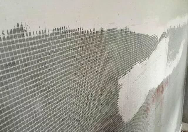 装修拆改后别忘了挂网格布,否则腻子开裂,墙面需要重新施工