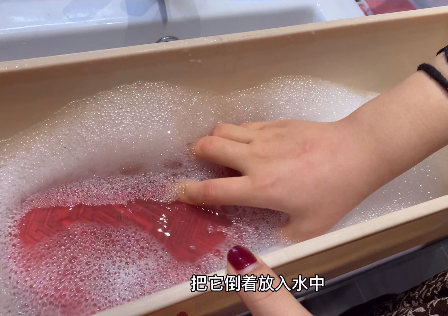 明明很干净的拖鞋，为什么会散发恶臭味，有解决的办法么？