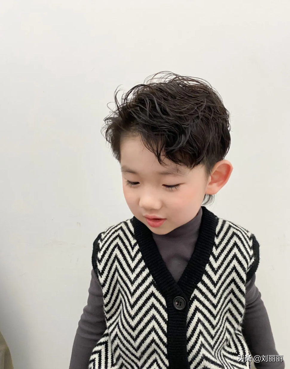 新帅气小男孩发型14款,时尚有型真精神,爸爸妈妈快收藏