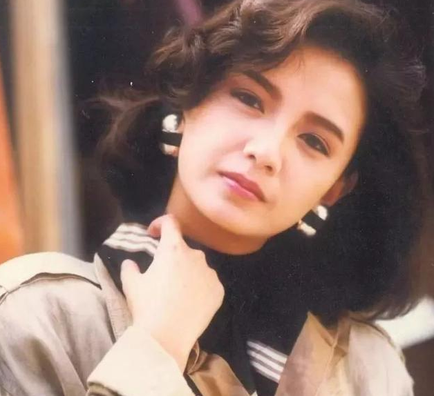 她是梁朝伟前女友，被闺蜜刘嘉玲夺爱，嫁豪门被气走，今54岁仍单身