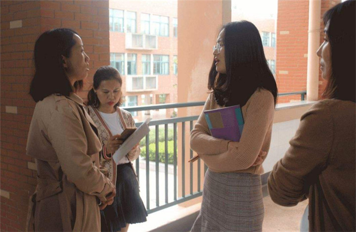 儿子被同学欺负，还手后却被老师罚写检讨书，宝妈气不过掌掴老师