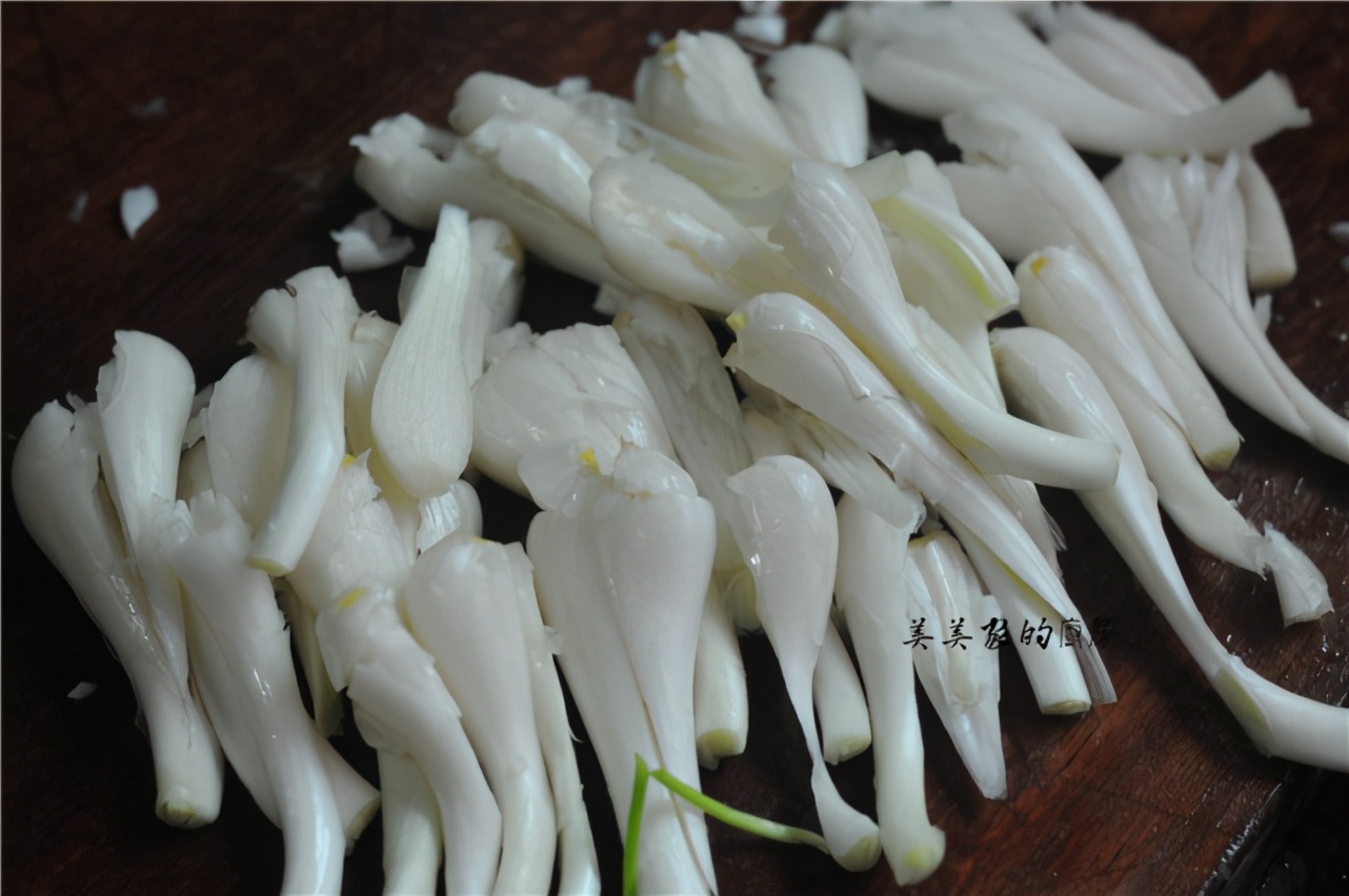 集市上碰到藠头别手软,一次买10斤,拌一拌就能吃,爽脆开胃