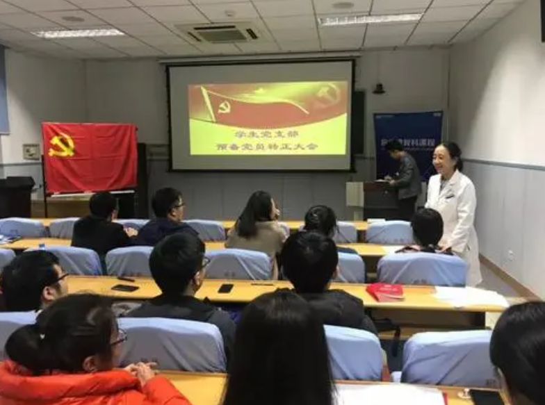 大学生入党有诸多优势，想要顺利入党，学生应该先了解决定权在谁