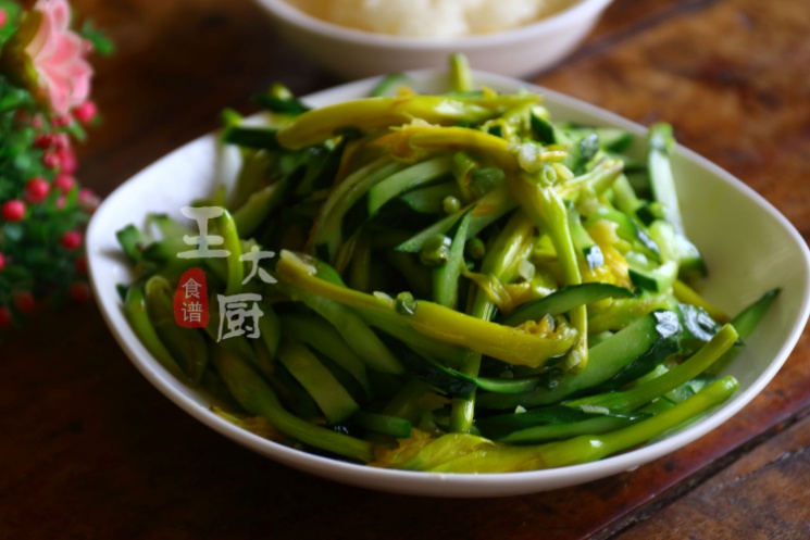 鲜黄花菜和什么搭配好(黄花菜和它一起下锅炒，又鲜又嫩好吃下饭，营养美味做法还简单)