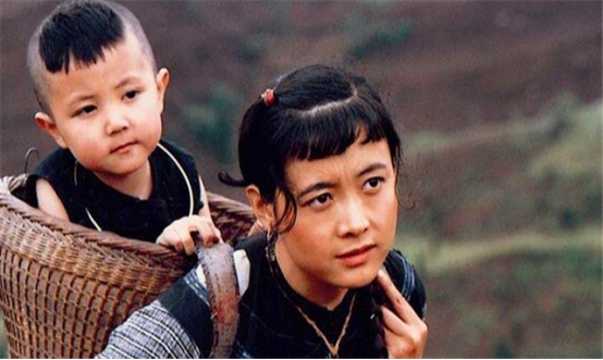 萧萧：12岁童养媳背着小丈夫“偷尝禁果”，喜剧的结局藏着悲鸣