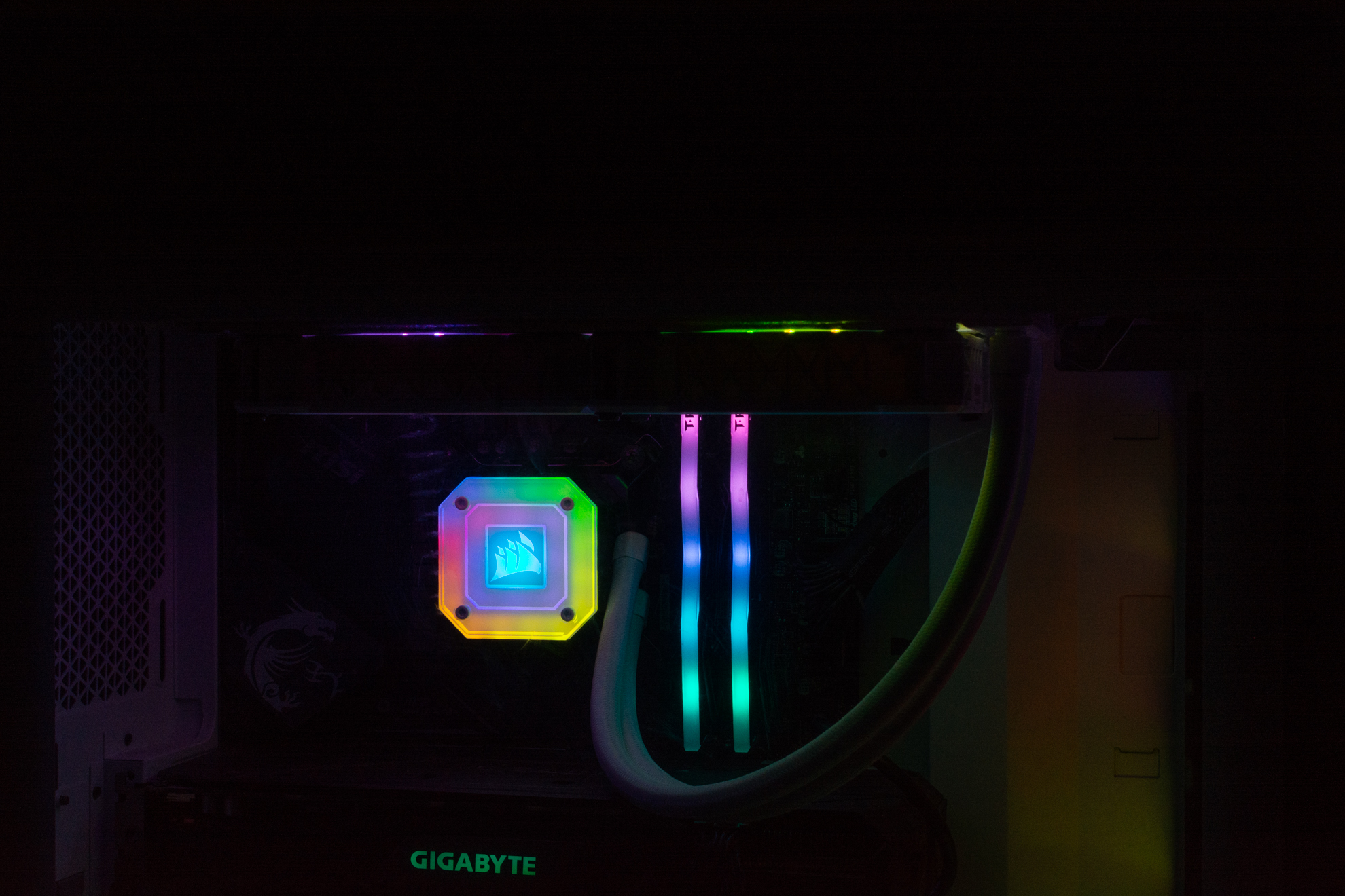 白色机箱怎么选散热，美商海盗船这款白色水冷值得拥有