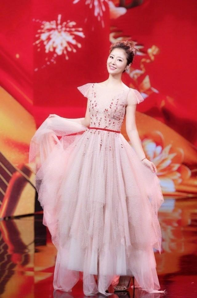 林心如现身机场，再穿粉衣搭配阔腿裤高级太多，如此减龄不像43岁
