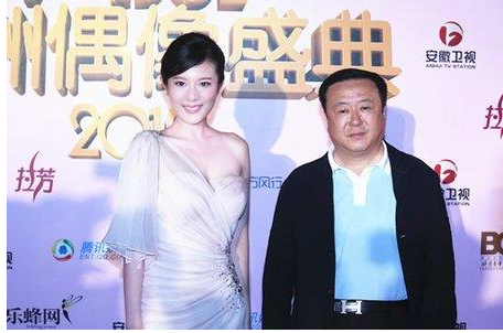 她出道便被姑父捧为女主，姑父另结新欢后，她也沦为了十八线演员