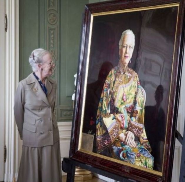 丹麦81岁女王接地气：穿着大胆个性十足，平日里挎着菜篮子逛市场