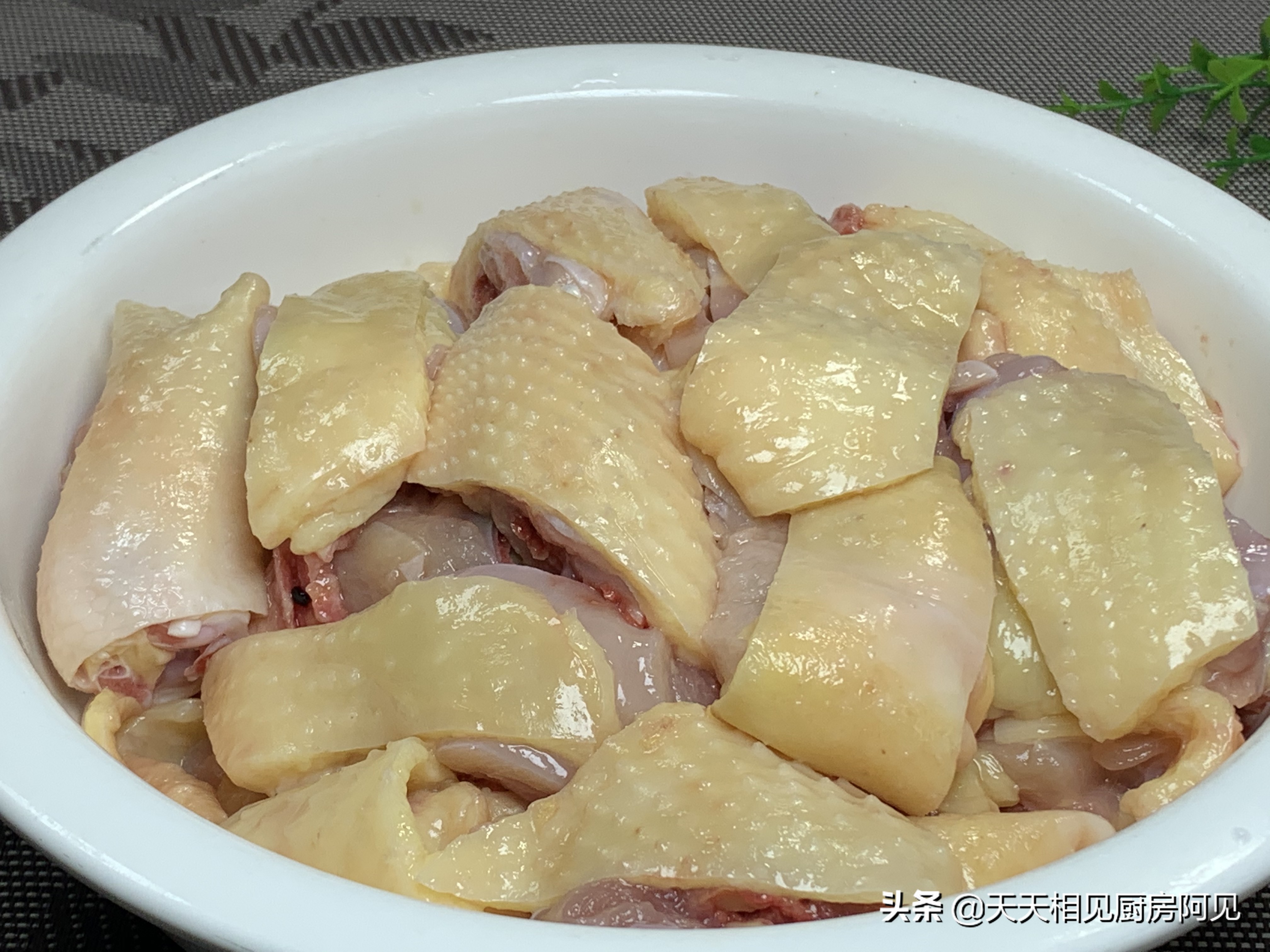 清蒸鸡的做法(清蒸鸡就是这么简单,做法步骤都在这,鸡肉嫩滑,每次一只