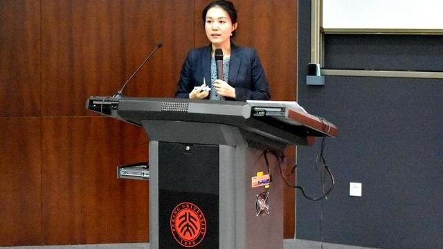 北大美女教授史蛟：颜值出众学识渊博，34岁未婚学生都急了