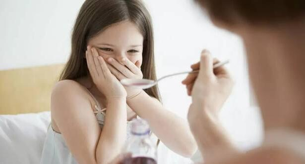 一口干了父亲劝酒式哄两岁萌娃喝药太有量了纯爷们