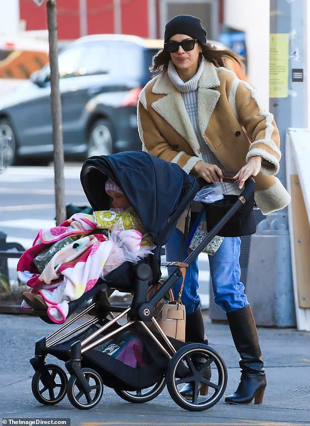 超模伊蓮娜溜娃,2歲女兒全身大牌,孩子爸布萊德利被曝結新歡 時事分析 第1張-戀愛小秘書-娜米 超模伊蓮娜溜娃,2歲女兒全身大牌,孩子爸布萊德利被曝結新歡 時事分析 第1張