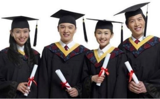 大学学费一年多少钱（普通家庭供一个大学生上大学）