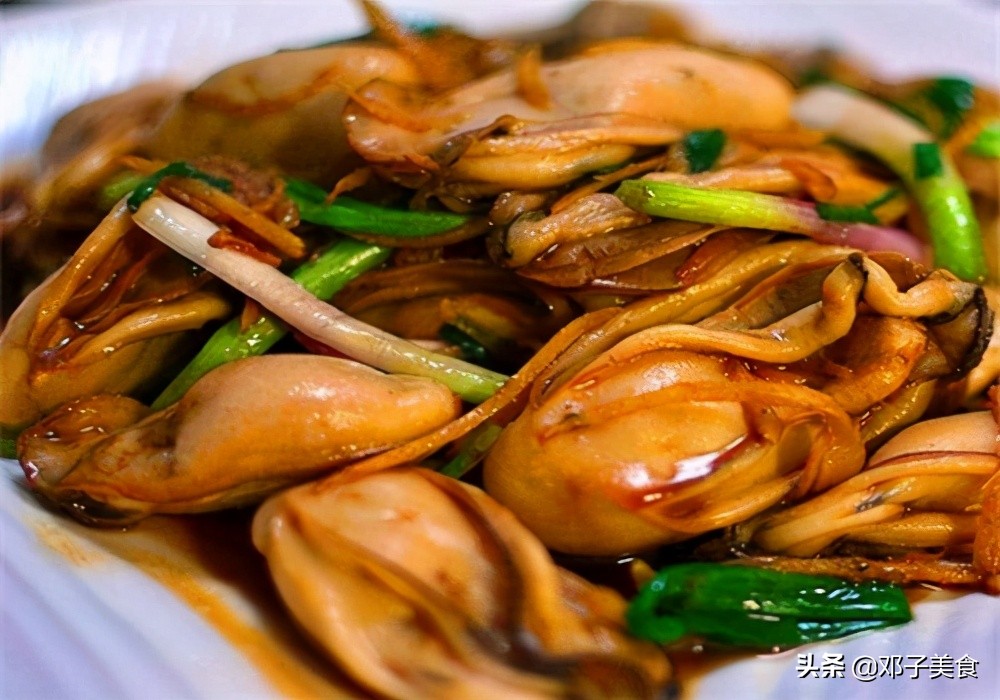 香葱炒生蚝，鲜甜多汁无腥味，蚝肉也不会缩水，一起来试试这做法