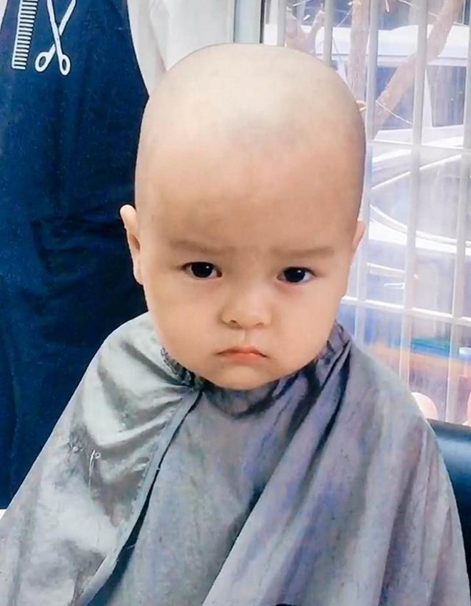 妈妈带娃去剪头,看到自己的新发型后,宝宝:请让我一个人静静