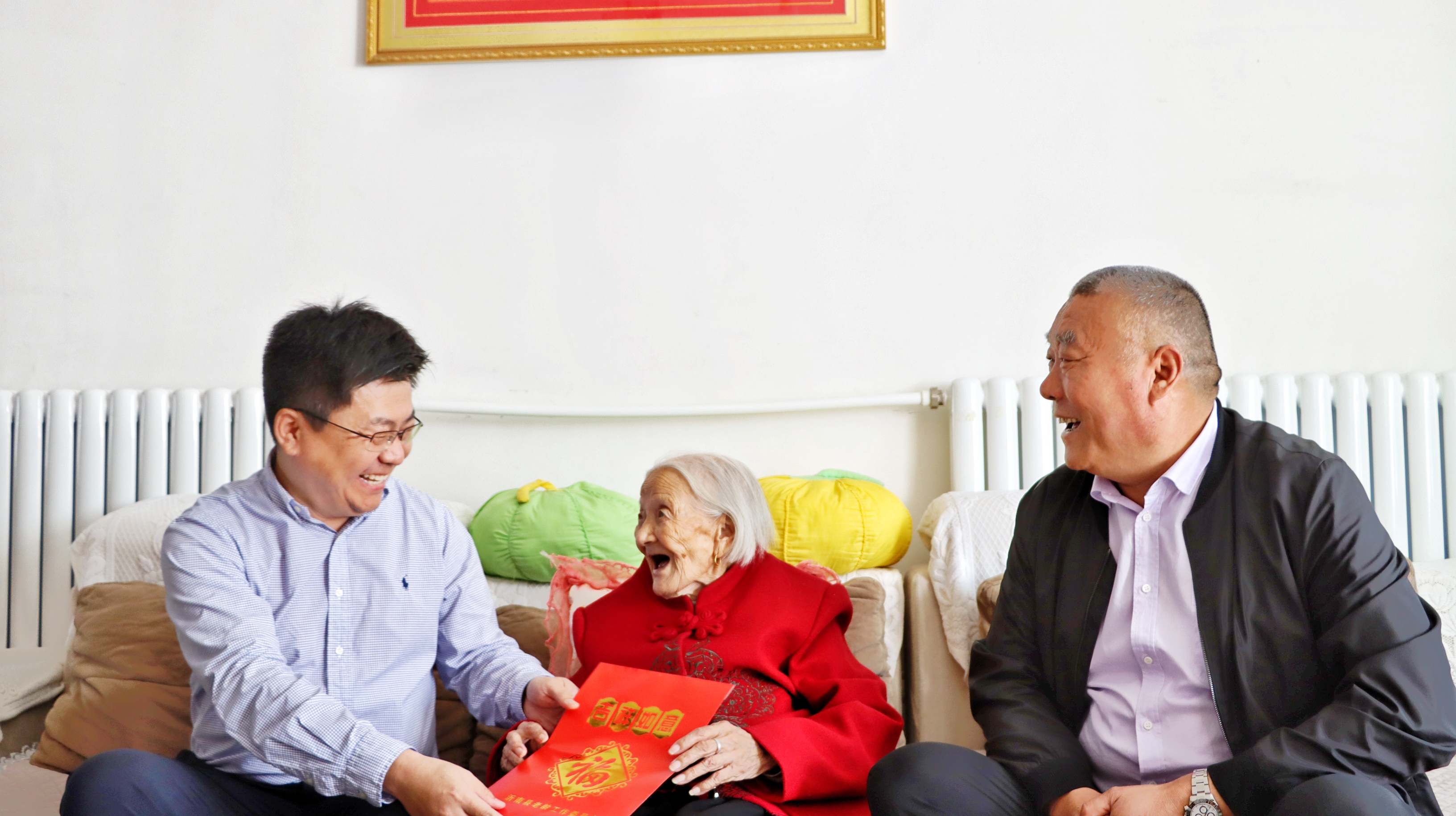 沂南县关心关爱百岁老人刘振叶慈眉善目,思维敏捷,见到姜宁一行到来