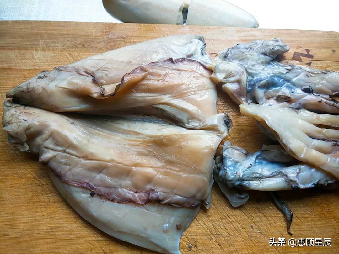 鱿鱼干怎样做最好吃？鱿鱼烧肉有妙招，鲜香脆嫩不腥，太爽了