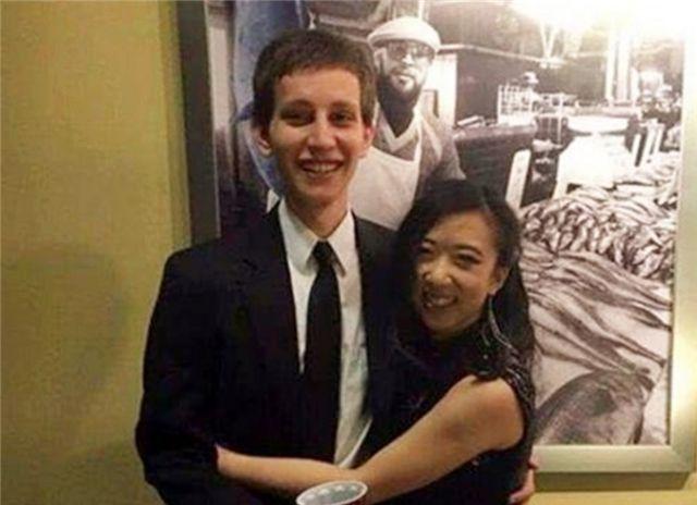 中国女孩赴美留学，毕业典礼称：美国空气香甜，如今“报应”来了