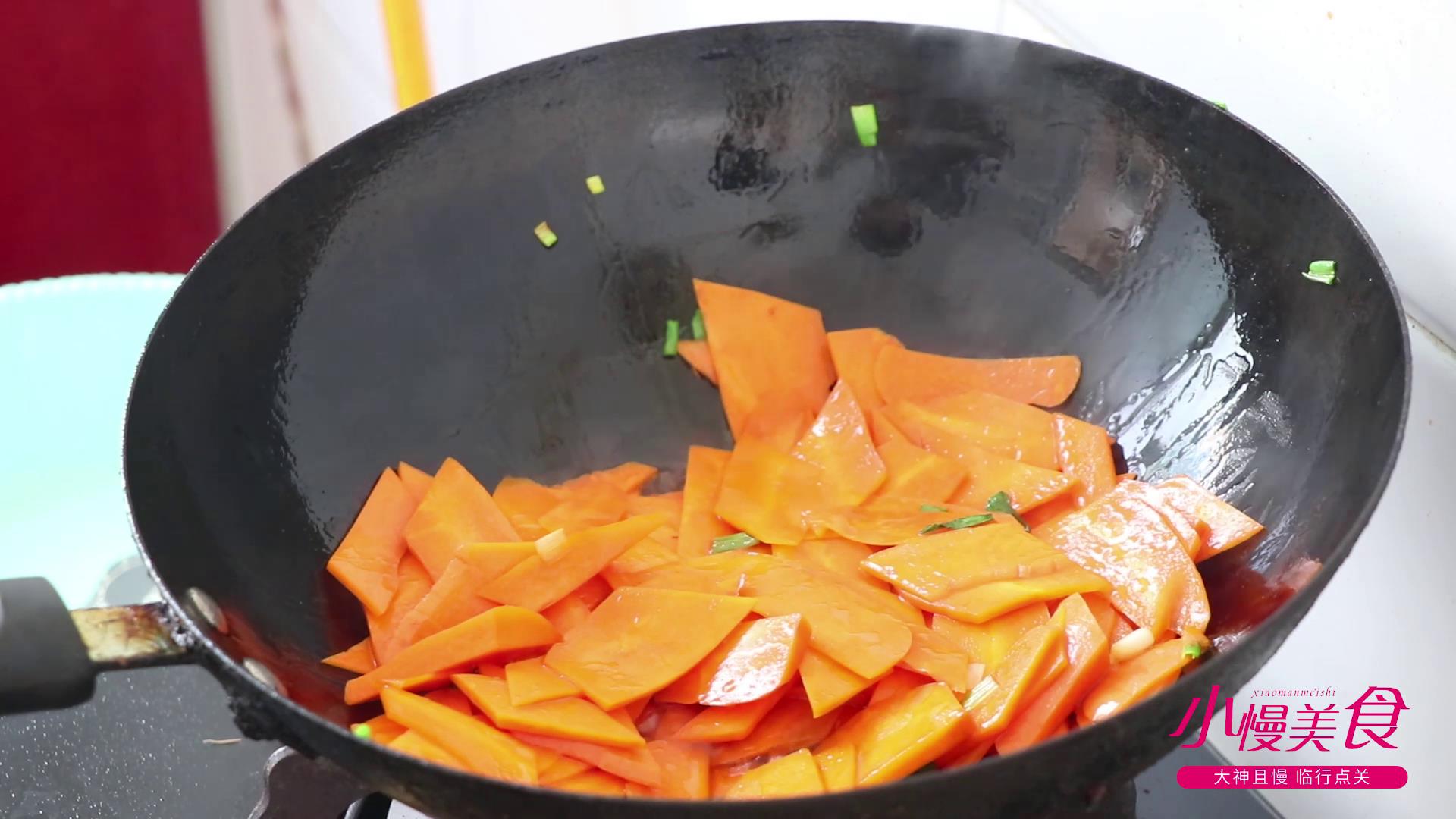 大厨教你清炒胡萝卜的家常做法，营养翻倍，味道太棒了