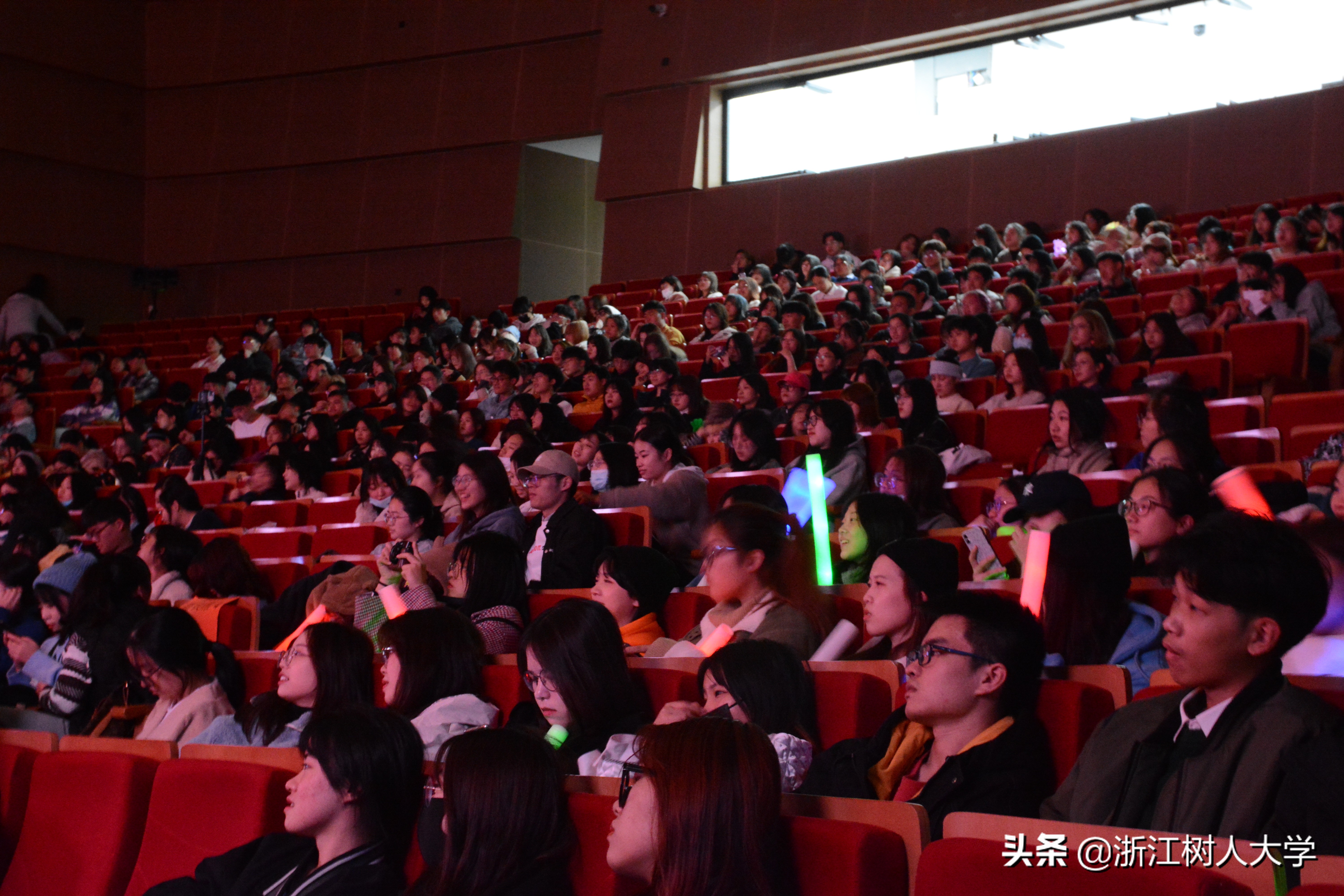 我校艺术学院举行建院20周年庆典活动暨迎新文艺汇演