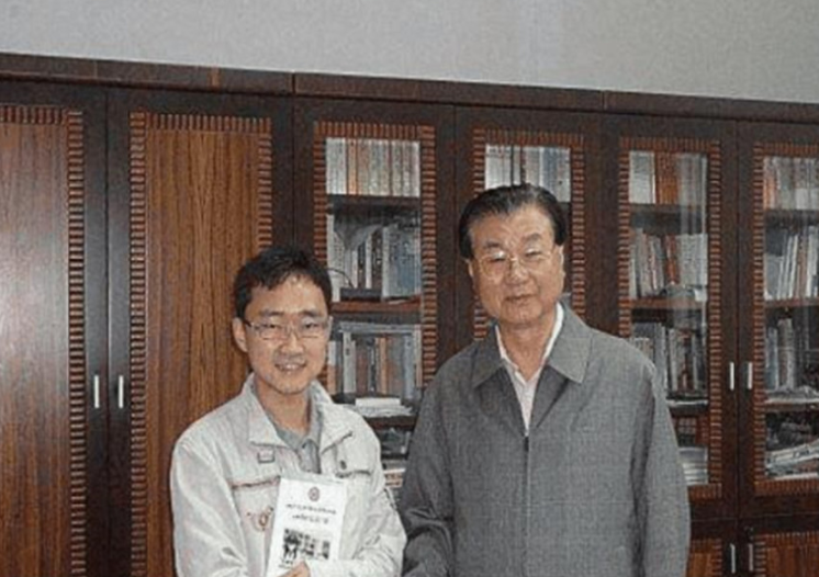 高考作文得6分，却被四川大学破格录取，大学教授被他气到辞职