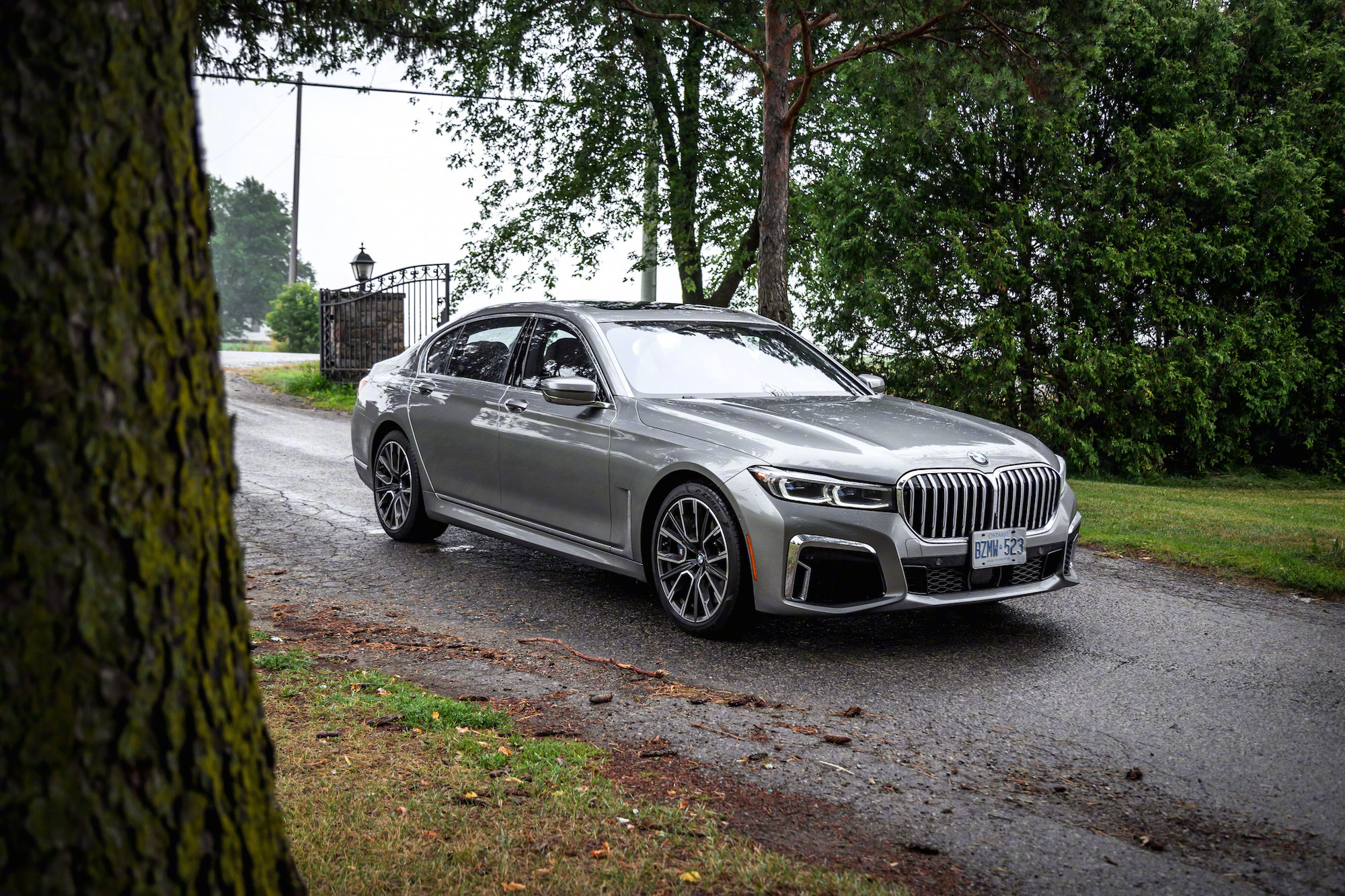 宝马750li 4.4t v8,售价近200万,银灰质感太赞了