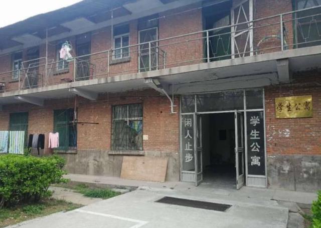大学“寒碜”宿舍走红，环境堪比荒野求生，能承受的学生很厉害