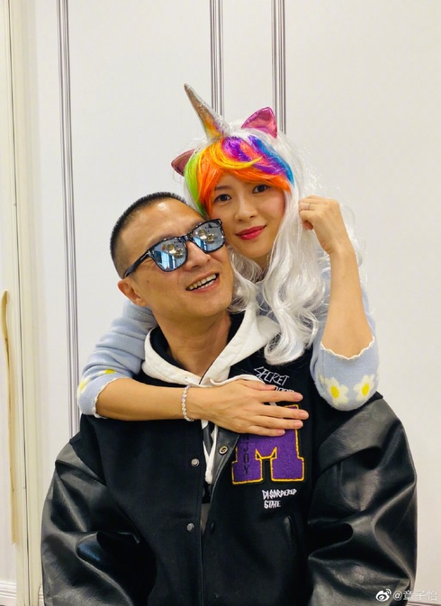 章子怡晒一家五口万圣节造型，儿子cos尼莫好可爱，名字首曝光