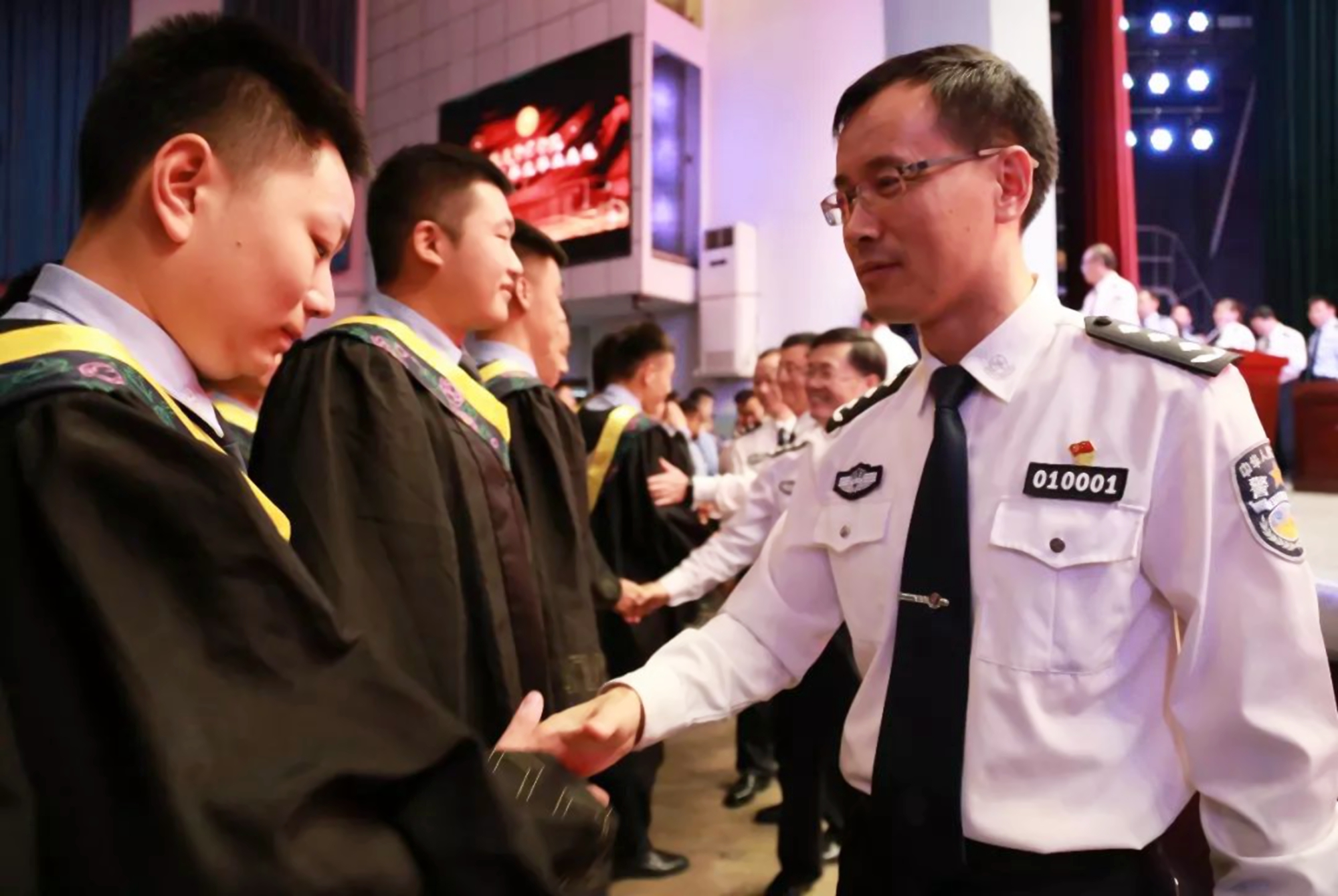 警校共有3档，第一档考上就是金饭碗，专科生也吃香