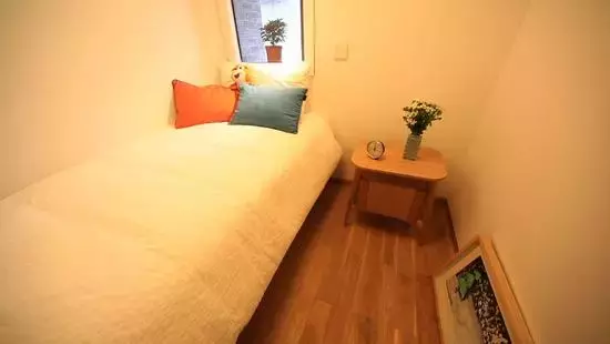 公婆、亲妈、夫妻俩住同一家，纸板隔成3间房，窄小难转身，隐私成谜
