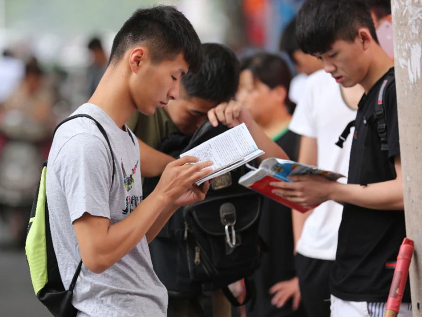 “高考四百分有什么用”，考生含泪哭诉，拼命学习跟200分没区别