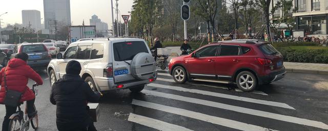 转弯通行原则，外侧应该避让内侧吗