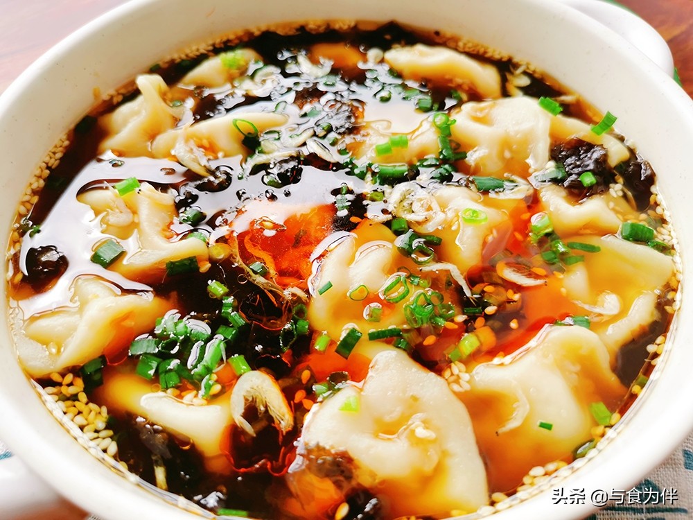 做酸汤水饺，熬“甜醋”是关键，酸爽够味真过瘾，天冷吃着直冒汗
