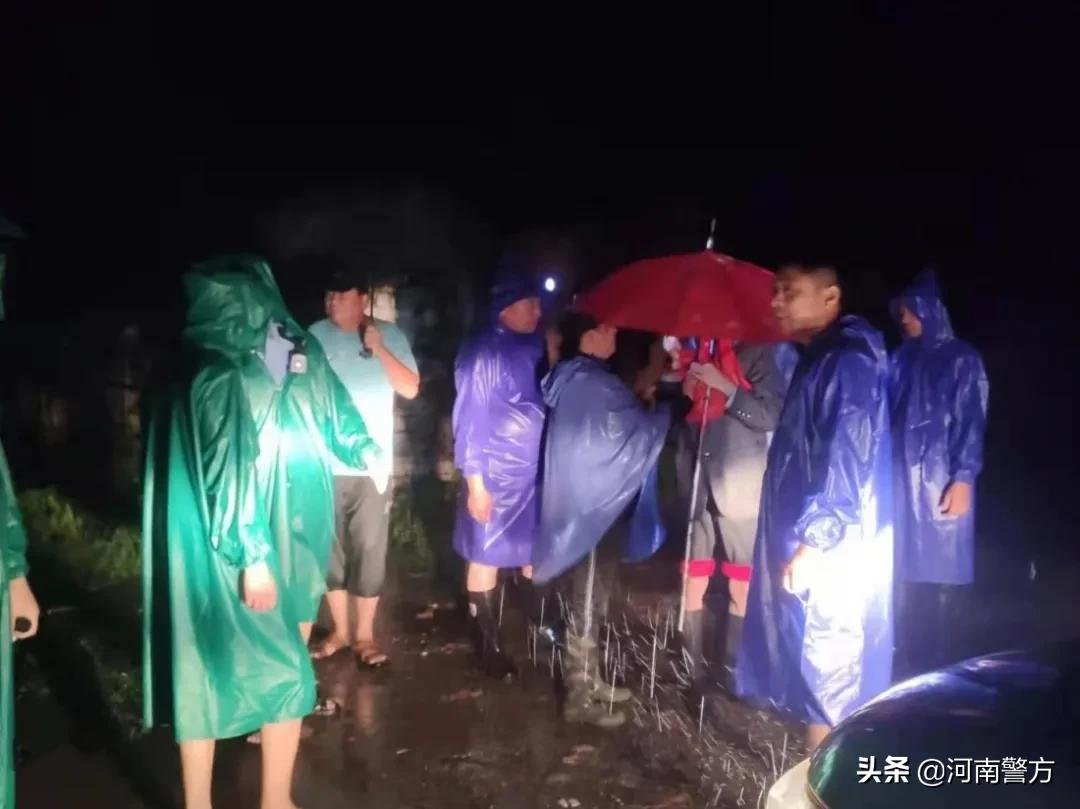 暴雨中的河南公安力量丨用忠诚筑起湛蓝堤坝——致敬奋战在抗洪救灾一线的勇士们