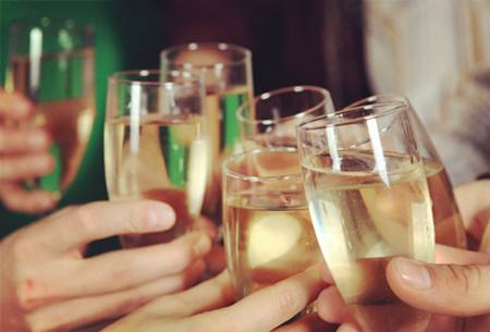 过量饮酒真难受，快来学几招解酒小妙招，让你不再担忧醉酒