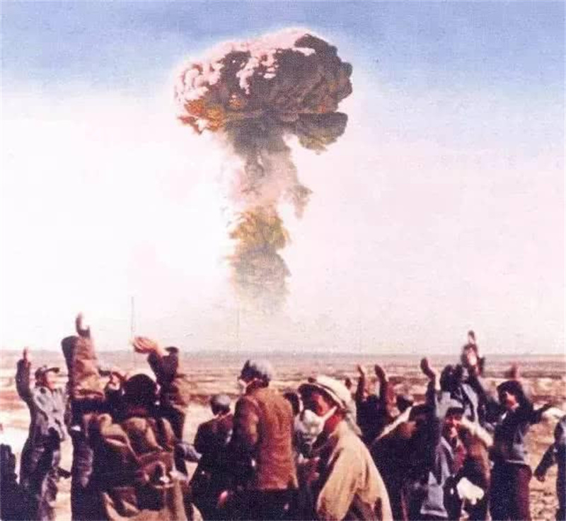 中国首枚原子弹爆炸成功，毛主席却要求首先通知日本，这是为何？