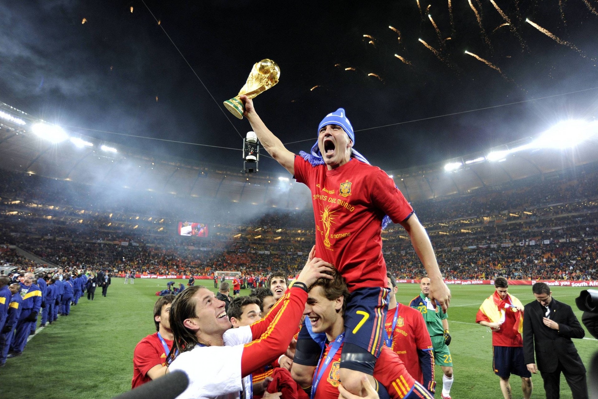 南非世界杯西班牙第几次捧起大力神杯(足球魅力-回顾西班牙斗牛士2010年首次捧起了大力神杯)