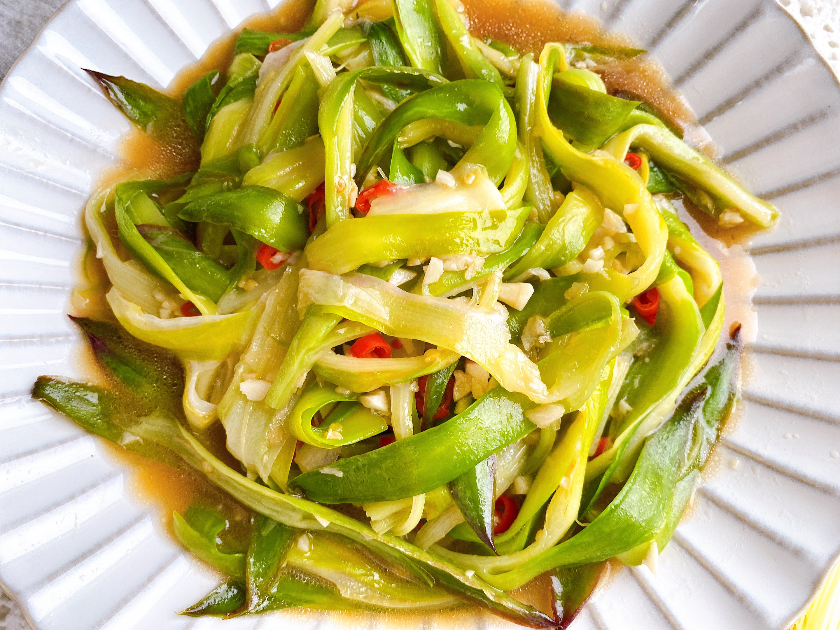 凉拌,炒,炖,腌,做汤,榨汁均可,制作方法可以参照仙人掌的食用方法