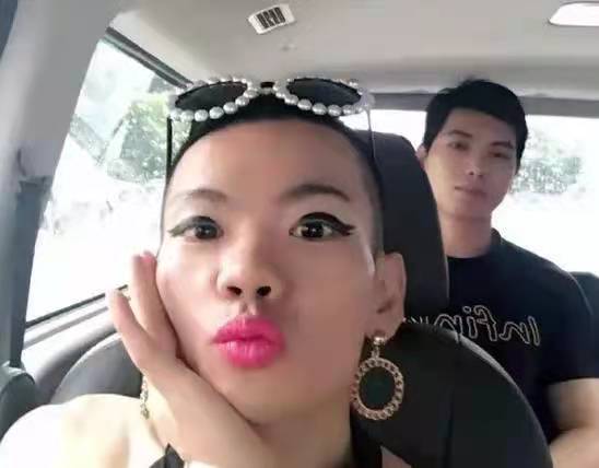 奇葩网红"西红柿"在深圳开了家奶茶店,和合伙人闹矛盾