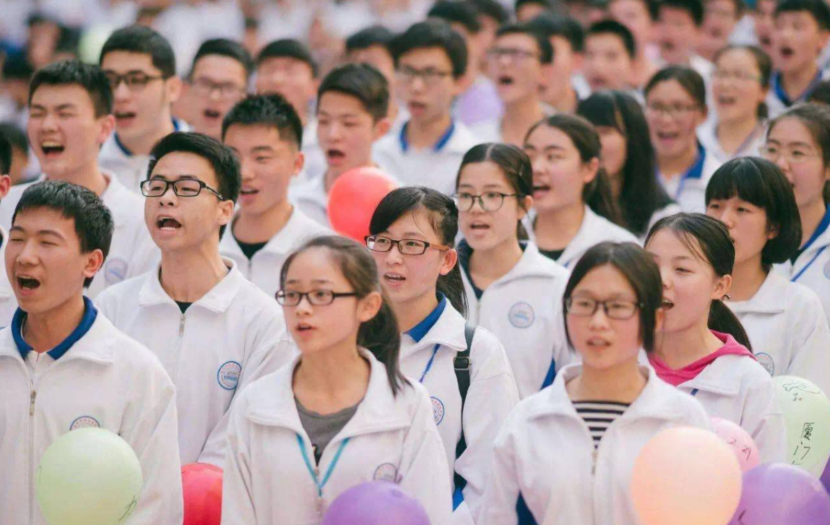 央视曝光职业学校乱象，想拿毕业证先交580，实习期也要交伙食费