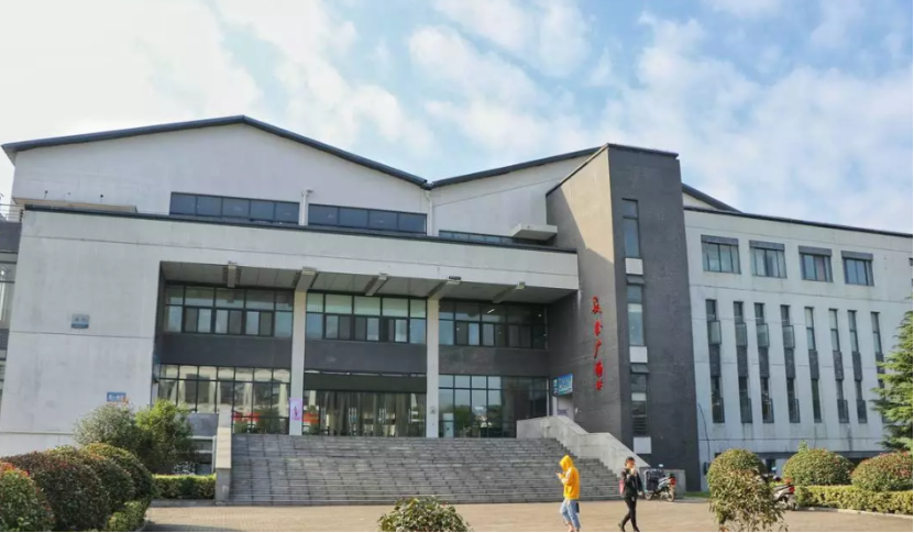 火了！江苏“高颜值”大学：坐拥空调宿舍，出门就是地铁，小龙虾吃到爽！