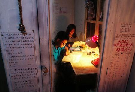 母亲答应儿子去陪读，没想到背后却另有隐情，得知真相后悔不当初