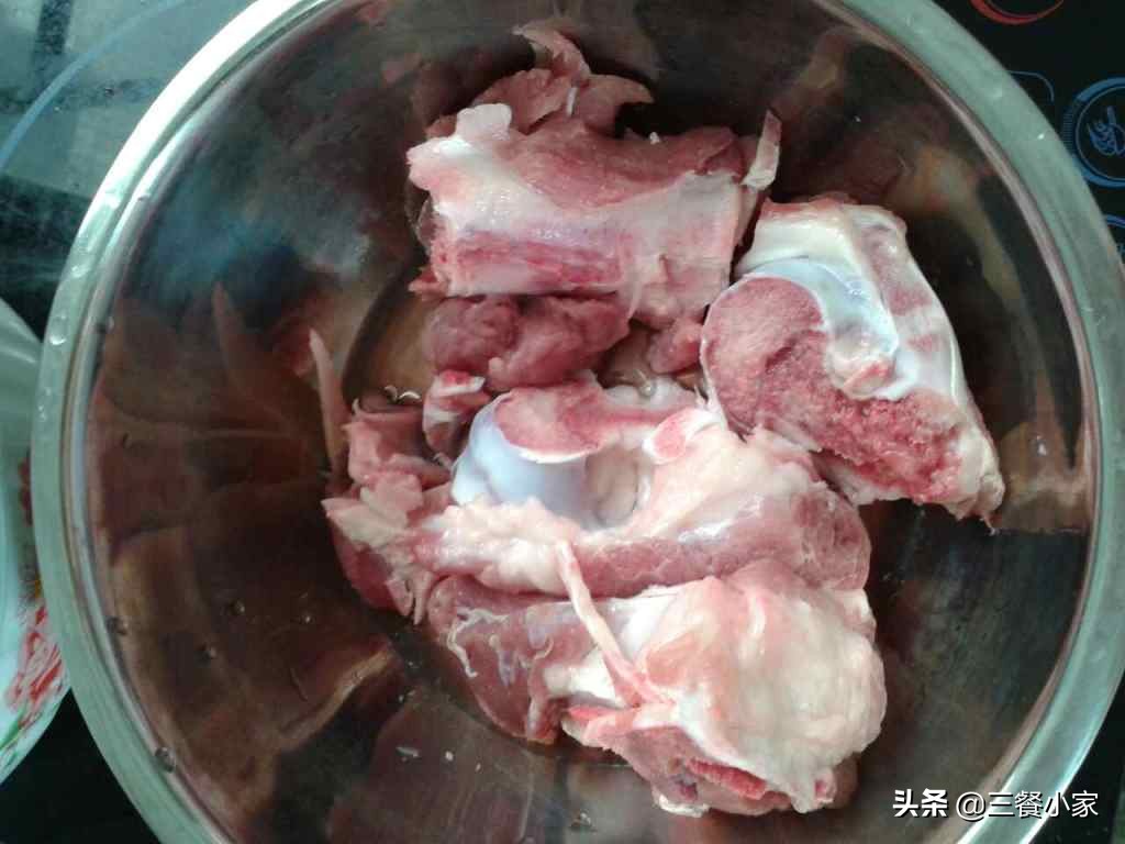 炖骨汤，酒店大厨教你诀窍，牢记三招，汤白肉香，不腥不腻还营养