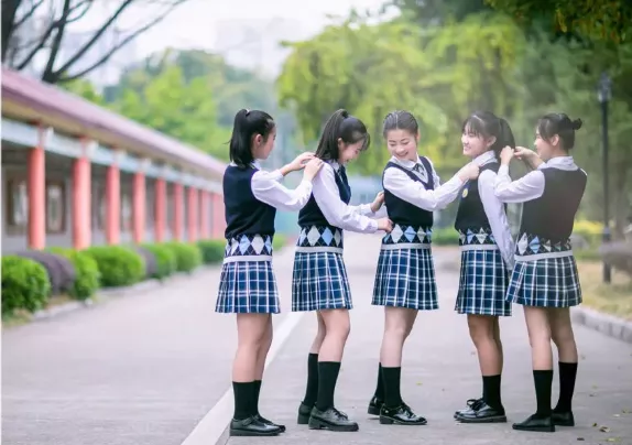 “为什么国产剧里的校服，永远比现实的好看”