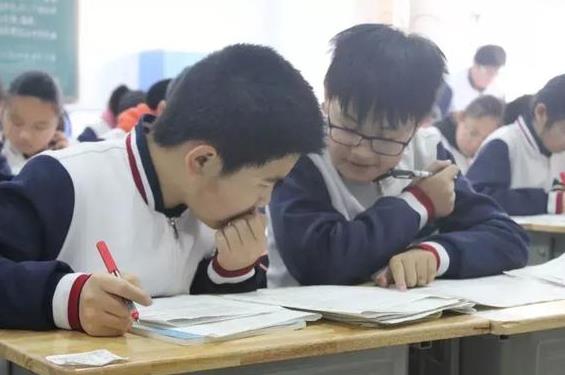 小学升初中，选“民办”还是选“公办”？三年后中考分数上见分晓