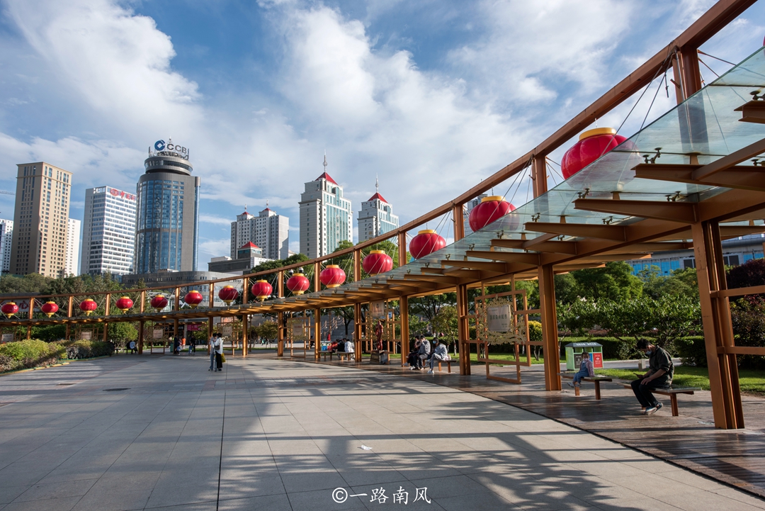 西宁中心广场，原以为周边落后普通，没想到高楼林立像“小上海”