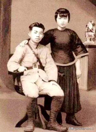 一张染血的照片：坚守53年将遗腹子抚养成人，死后终与丈夫同穴