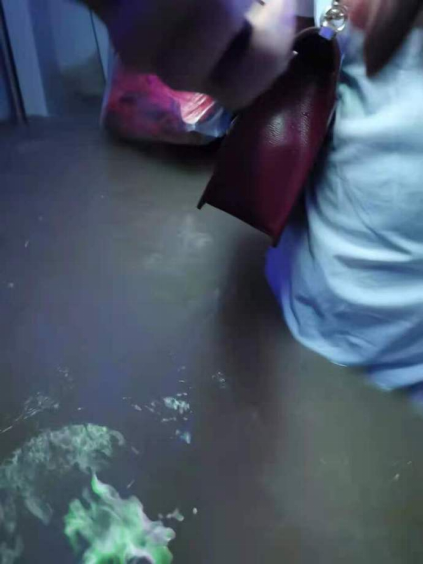 死里逃生！暴雨亲历者口述：情侣放开了彼此的手……